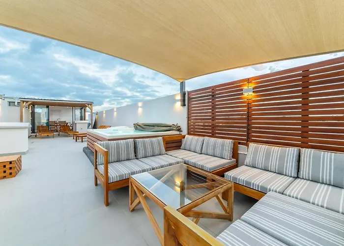 One Bay Residence Unit 15 - Penthouse With Private Roof Top, Jacuzzi And Sea View